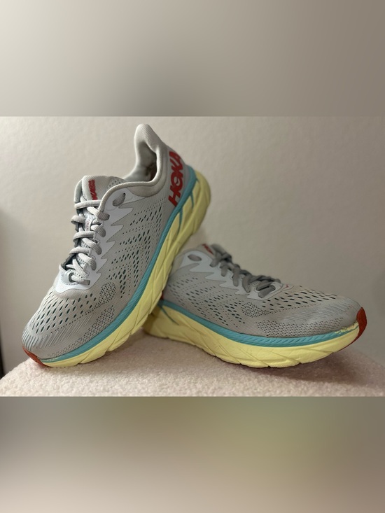 Hoka Shoes - HOKA One Women's Clifton 7 road-running "Morning Mist / Hot Coral" size 7.5